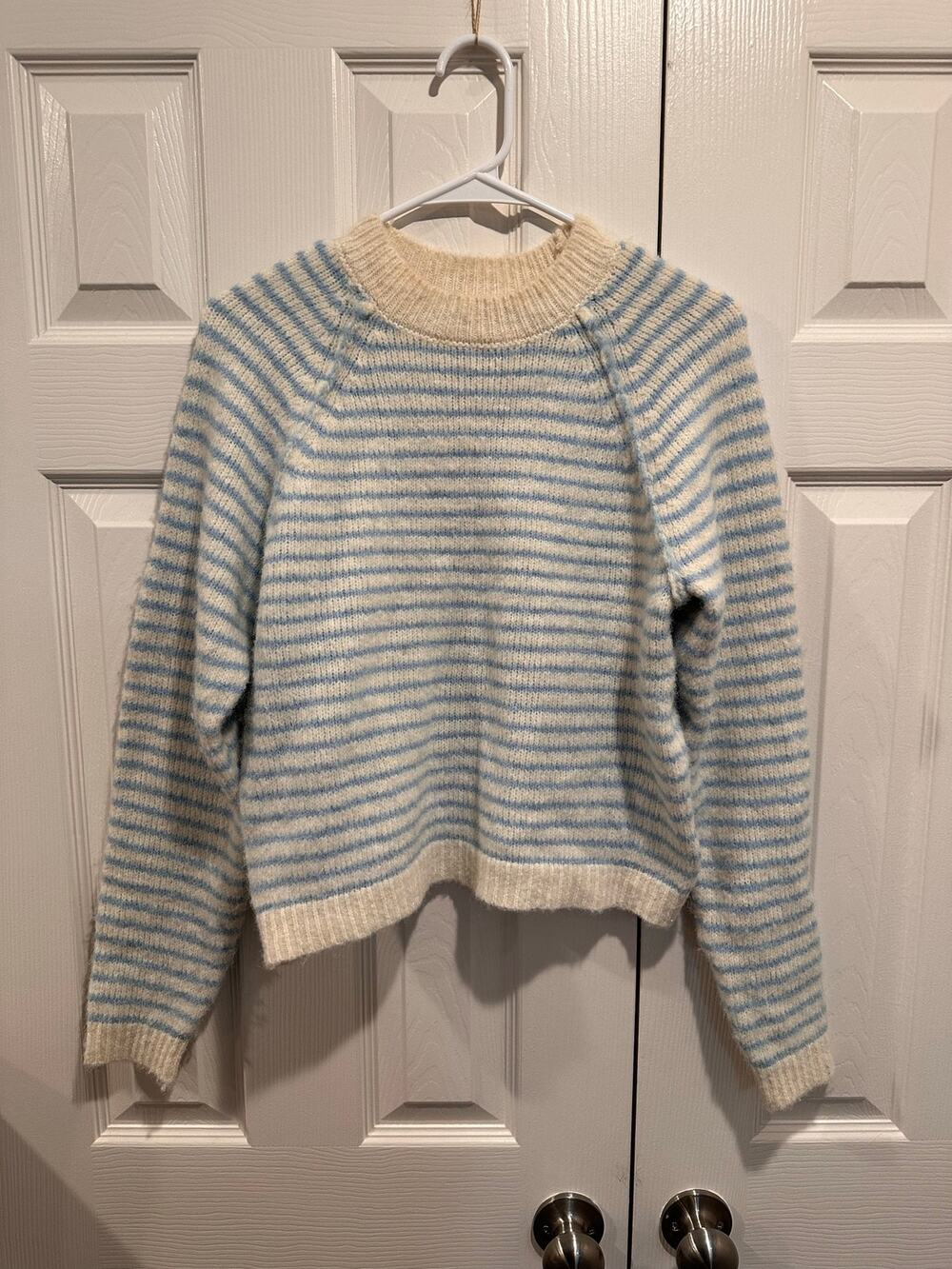 American Eagle Striped Crewneck Knit Sweater Size XS Light Blue White Fuzzy⁠